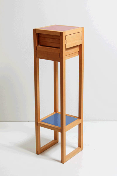 Hoher Beistelltisch aus Holz mit zwei Schubladen und Ablagefläche unten.