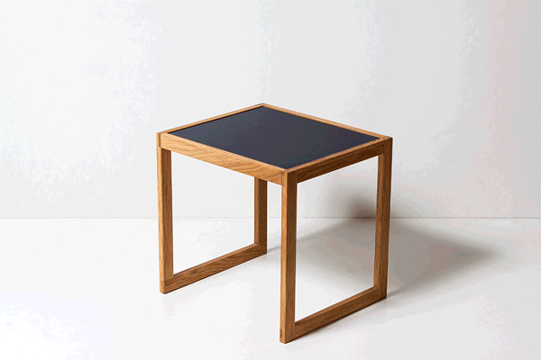 Ein moderner Beistelltisch aus Holz mit einer wendbaren Tischplatte.